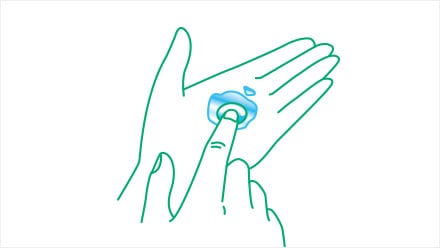 あらかじめ石けんなどで手をよく洗っておきます。レンズをはずし、手のひらの上にのせ、本剤を数滴たらし、レンズの両面を各々20秒ほど指でこすり洗いします。